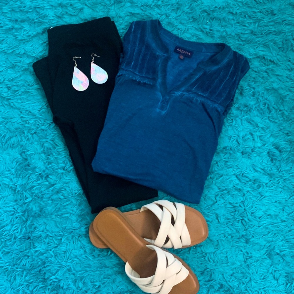💙🥶ARTESIA blue sleeveless shirt.  Size medium